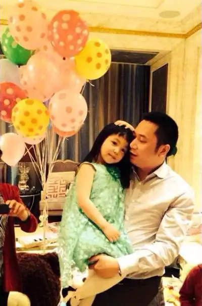 曝赵薇女儿小四月上学照 校服发呆神似妈妈(图)