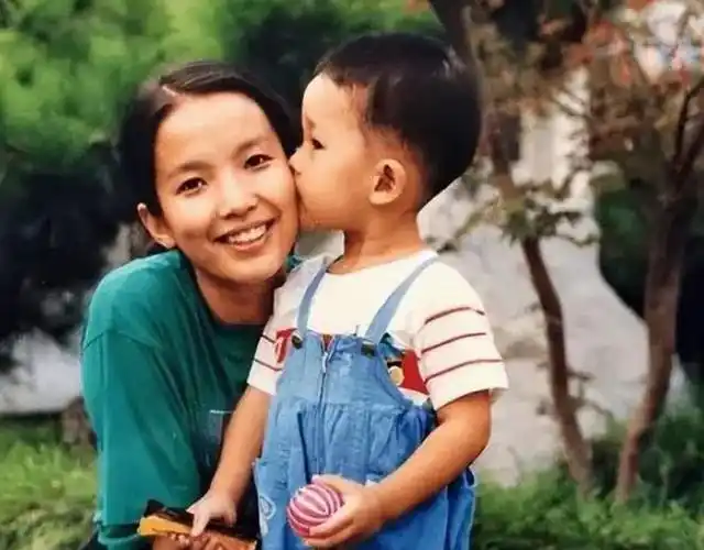 1996年,吕丽萍带着张博宇去看足球比赛,赛后吕丽萍领着儿子往外场走的