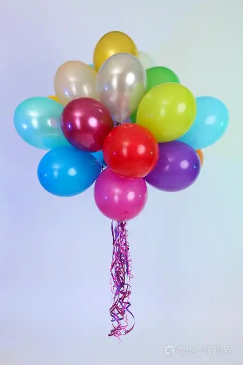 蓝色背景上的许多明亮气球