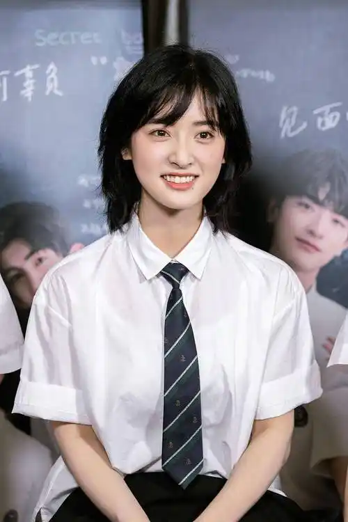 沈月参加《一周的朋友》首映生图能打 齐肩短发搭校服青春元气_现场图