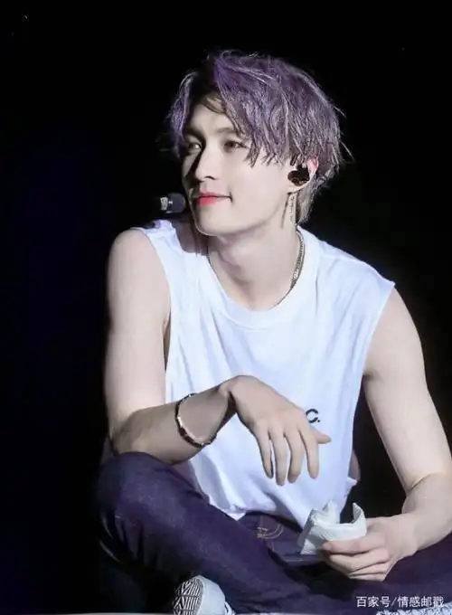 紫色不愧神仙颜值的限定色张艺兴王俊凯王一博完美驾驭紫发