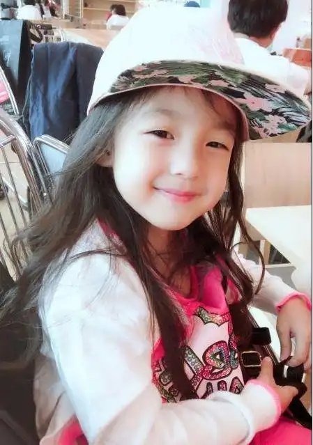 《爸爸去哪儿》小泡芙长大了,长头发双眼皮尖下巴,网友:呼叫嗯哼