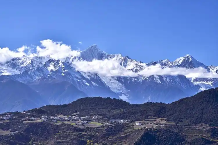 游玩云南丽江古城与香格里拉梅里雪山美景.