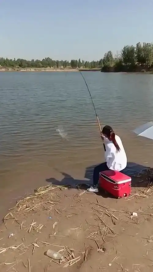 美女开启了"弯弓"模式,誓要钓上大鱼