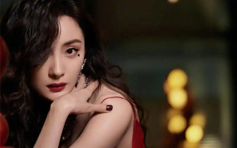 杨幂吊带红裙妩媚性感壁纸39