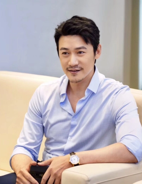 原创有种"整容"叫44岁陆毅,发福到双下巴,男神也难挡中年危机