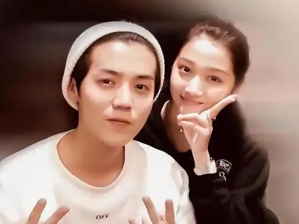 34岁鹿晗带货引热议,脸肿成"老嫂子",网友:撞脸65岁刘雪华