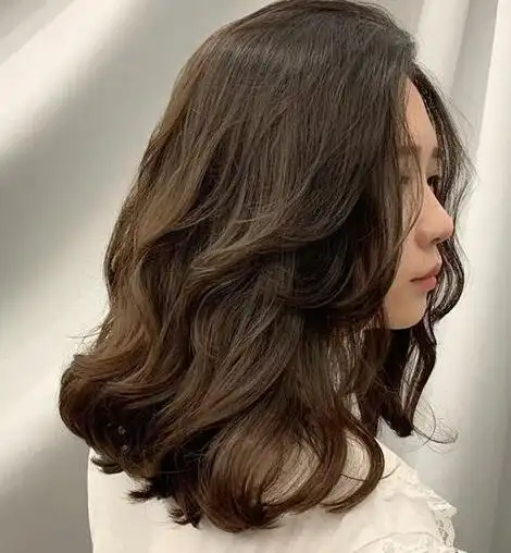 卷发2022流行的中长发,非常适合需要修脸的发型_发型造型_宝妈时尚