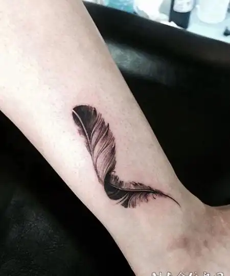 轻若鸿毛重似山,手腕黑灰羽毛纹身图案