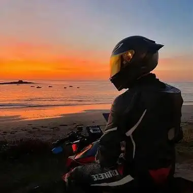 超级好看的氛围真人背影男头21张_男生头像_头像屋