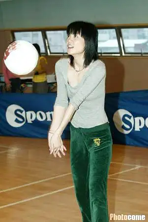 图文王菲展现运动天赋奋力接球瞬间