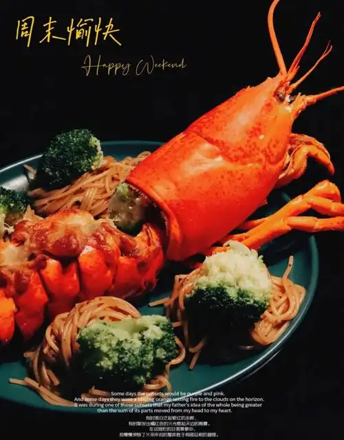 材料:波士顿龙虾一只,小洋葱一个,姜蒜少许,马苏里拉芝士少许配料