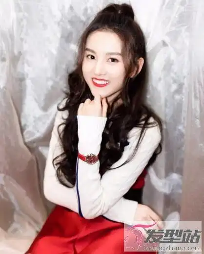 女生长发怎么扎好看 半扎发俏皮活泼又显嫩_发型站_最新流行发型设计