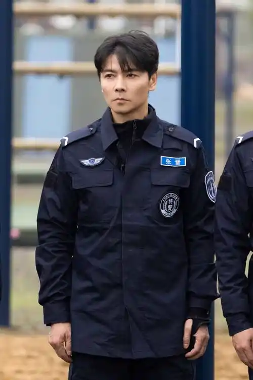 我们的滚烫人生特警站丛林追捕张智霖钻地洞机智躲藏