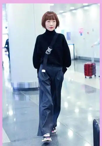 近日,鲁豫现身机场街拍,身穿高领毛衣搭配深灰西装阔腿裤,脚踩