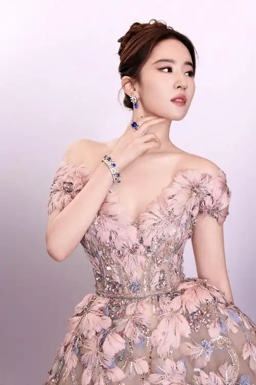 在宝格丽晚宴上,品牌方也为这位全球品牌代言人撑足了场面,不管是出场