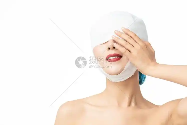 年轻女士眼部缠纱布