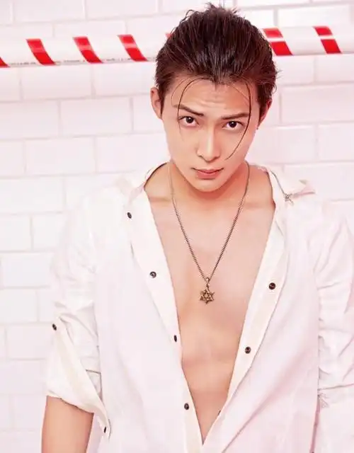 小鲜肉张铭恩写真欣赏95后的小帅哥颜值气质都很棒他会火的