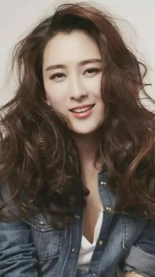 演员马苏近况现身夜市在路边摊买榴莲身材臃肿被路人无视