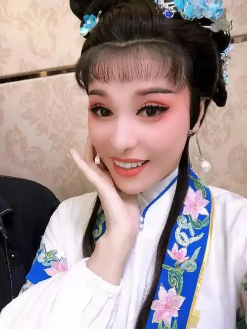 梨涡女孩石莲莲生日快乐