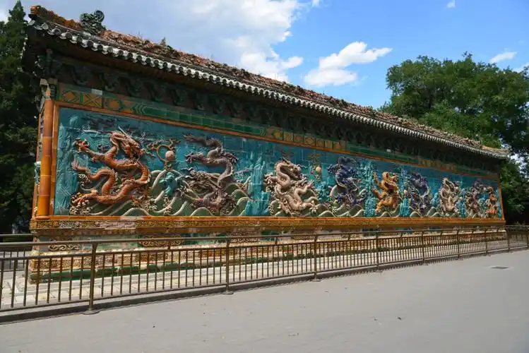 北海公园九龙壁,是中国现存的三大九龙壁之一,而此壁是唯一的双泌壁
