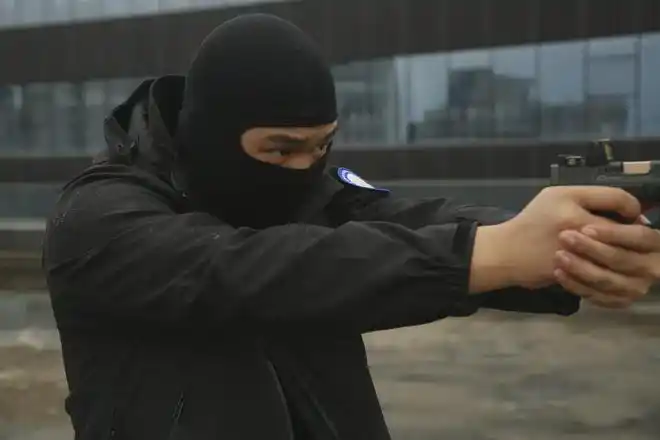 同样是执行任务,为何特种兵要在脸上涂抹油彩,而特警要戴面罩?