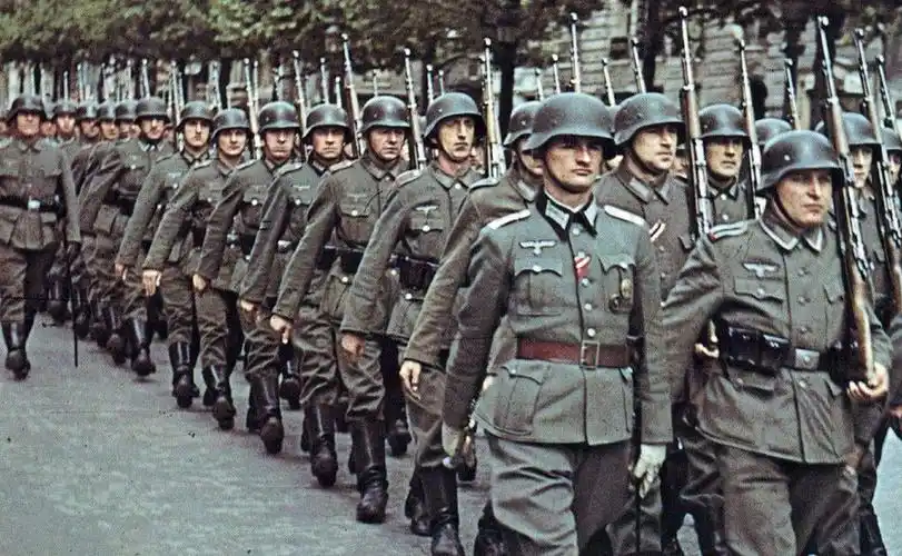 二战德军的军服是谁设计的?华丽的军服外表下,是罄竹难书的罪恶_军装