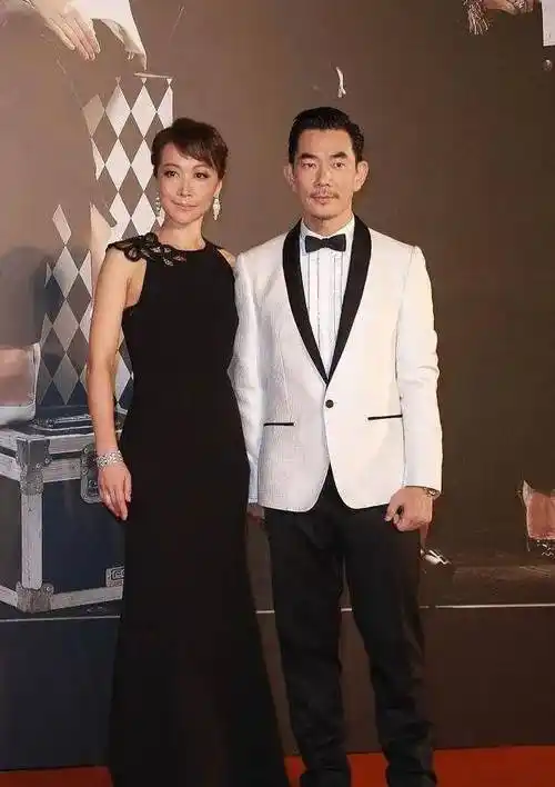 任贤齐"丑妻"真不丑,一袭小黑裙大秀玲珑身段,气质优雅又高贵_tina