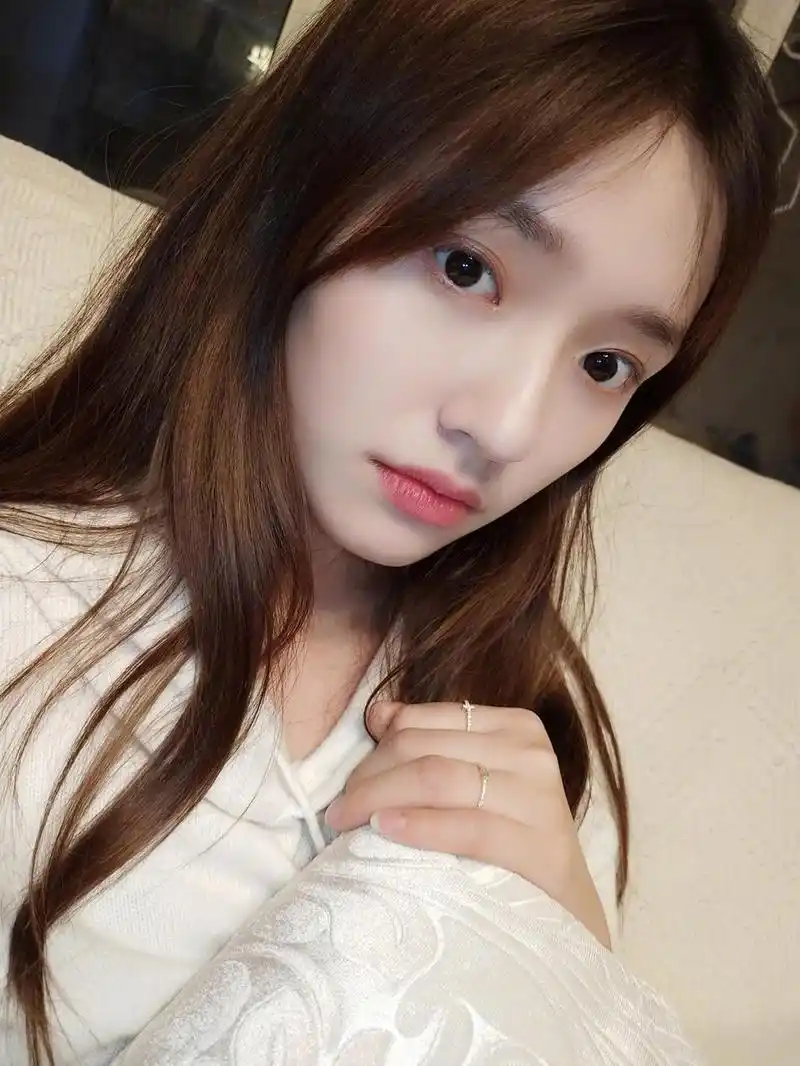 组图:林允按约定晒自拍求表扬 却被粉丝无情拆穿是旧图