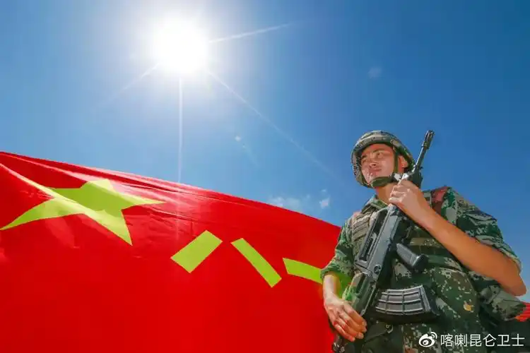 军人,我宣誓……"三名战士在军旗下喊出铿锵誓言,庆祝八一建军节的到