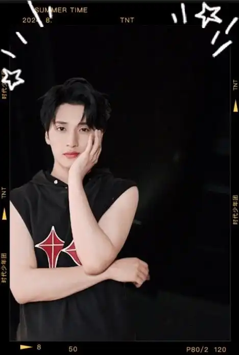 时代少年团-严浩翔单人四宫格模板73  捧脸,比心*27815和