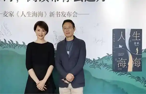 51岁董卿雍和宫烧香,打扮中性眼神疲惫,头上发量稀少疑秃一块