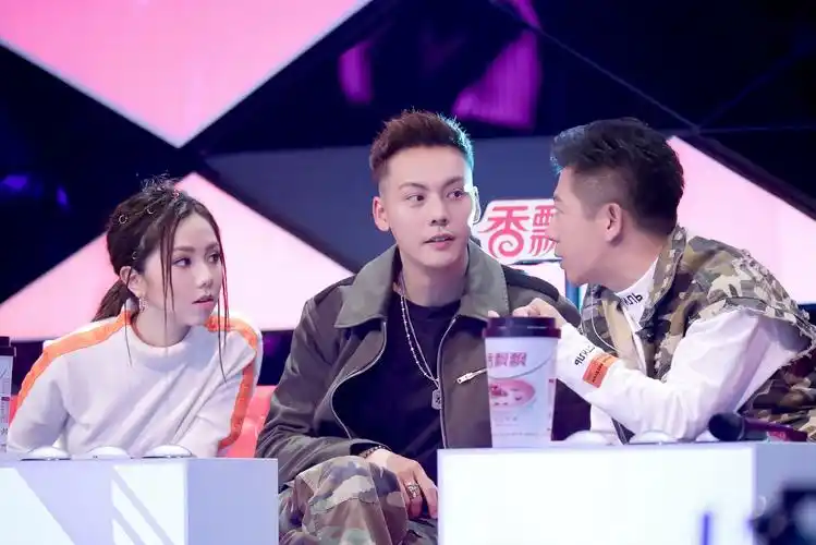 下一站传奇陈伟霆不严格了自己爆灯还帮邓紫棋按绿灯