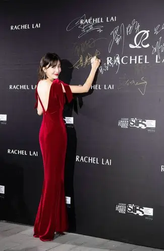 高晓菲在签名墙前合影高晓菲受邀出席上海时装周特别声明:以上文章