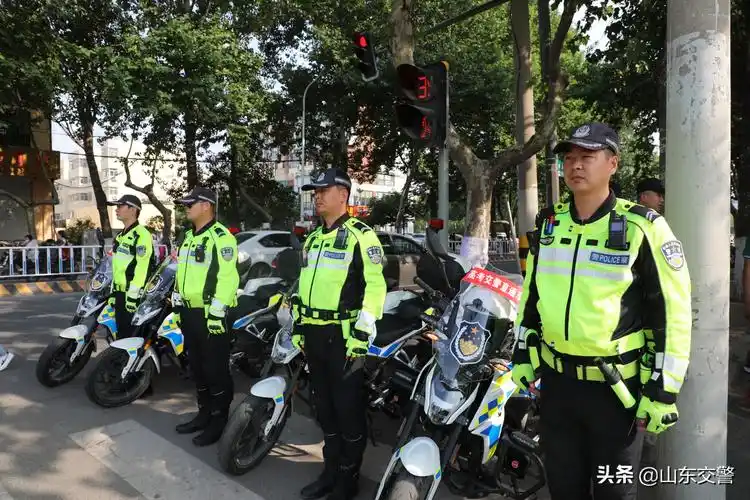 又是一年高考时山东交警执勤护航忙护航高考交警同行