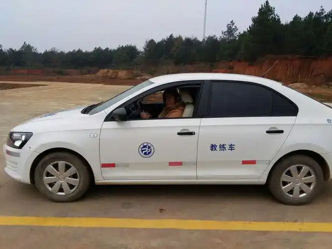 军民驾校大黄虎山分校学员们练车练的多起劲呀!