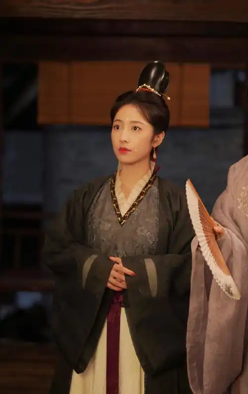 周雨彤珍珠妆剧照九宫格##周雨彤头上是顶了个仙人掌吗#周雨彤《大宋