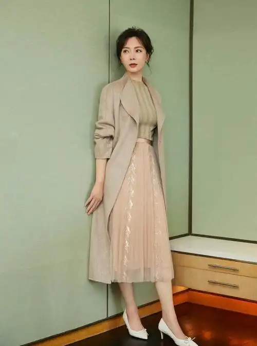 45岁陈数气质出众穿衣优雅知性不扮嫩不显老是40岁女性典范