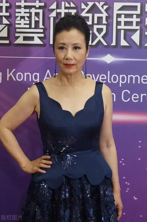 73岁汪明荃真优雅穿蓝色礼裙配丸子头你自信的样子太美丽