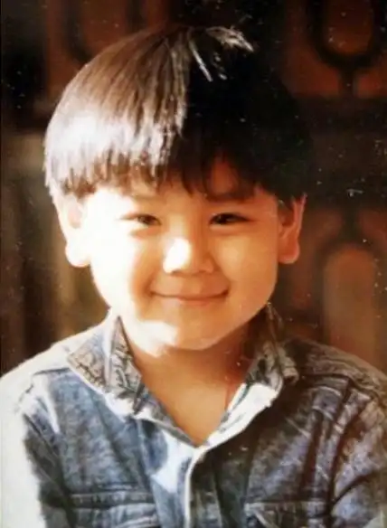 小时候鼻子有点扁,长大后鼻子挺高了,有点难猜了吧?第5位答案:吴彦祖.