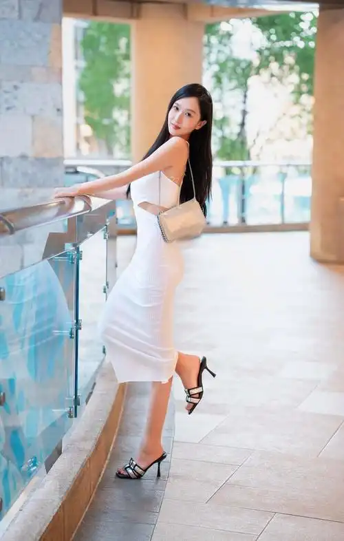 当你在商场中遇见一位气质美女时,她的出现无疑会吸引你的目光.