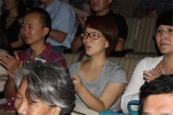 47岁歌手陈明嫁给日本富商育有一女近照穿着随意