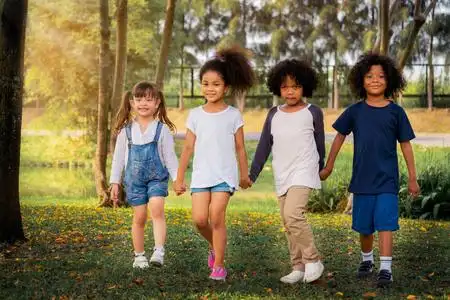 儿童友谊和教育理念.照片