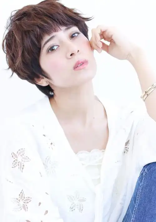 发型当然就不要太夸张,一定要蓬松才更能衬托脸型