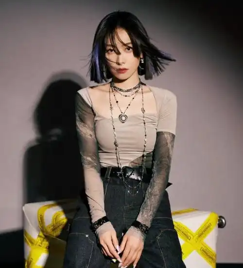 宋茜短发挑染大片 时尚高冷酷飒兼备_明星发型 - 美发站