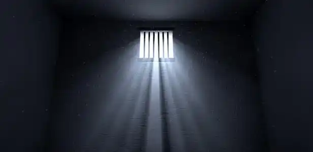 阳光照耀在监狱窗口中照片
