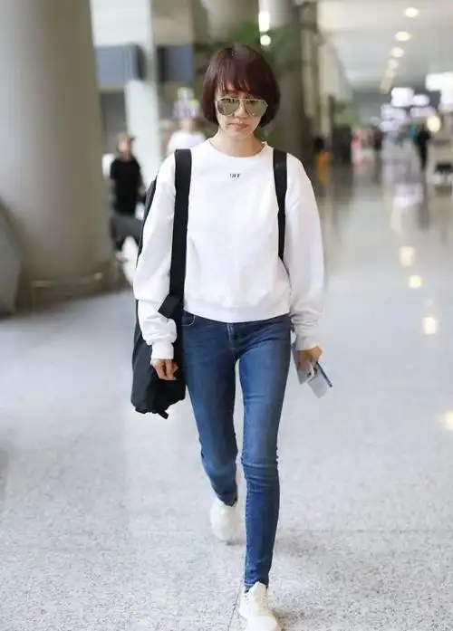 袁泉紧身牛仔裤现身简约干练,纤细美腿获林志玲摄影师称赞