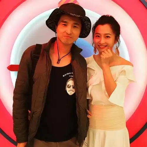 陈乔恩晒与王少伟搞怪重聚赵小侨开心大笑昔日主演命运大不同