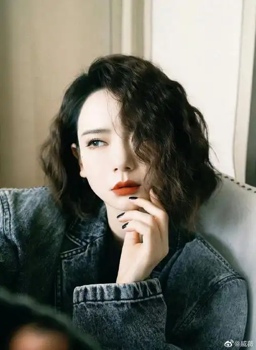 戚薇羊毛卷自拍#戚薇晒牛仔外套羊毛卷发型自拍,短发羊毛卷造型御姐