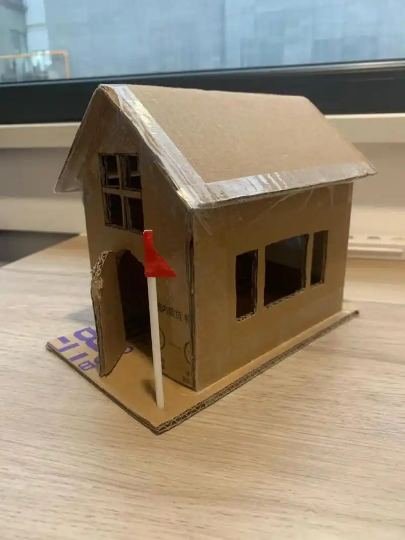 纸箱房子 小朋友的幼儿园手工作业,足足搞了两个小时